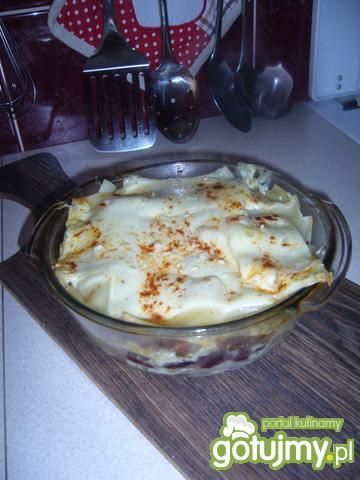 Lasagne z kiełbasą i czerwoną fasolką.