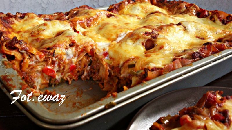 Lasagne z mięsem, cukinią, kapustą i papryką