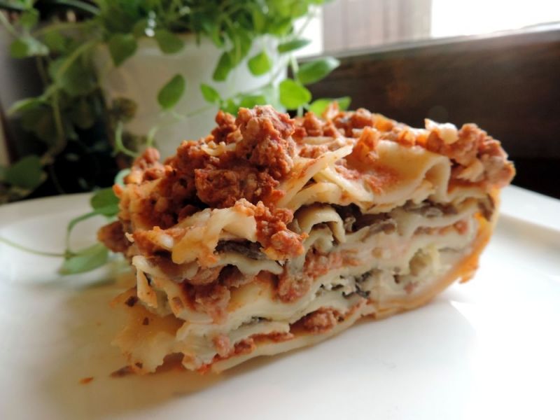 Lasagne z mięsem i pieczarkami  Lasagne z mięsem i pieczarkami