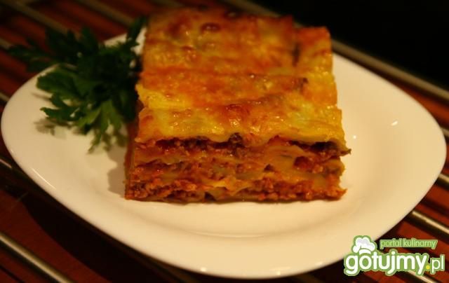 Lasagne z mięsem po bolońsku  Lasagne z mięsem po bolońsku