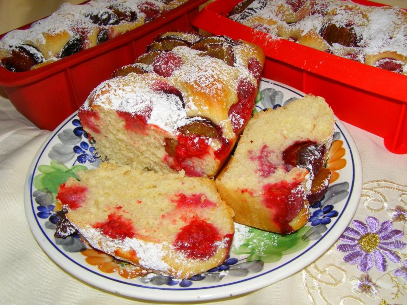 Łatwa drożdżówka śliwkowo-malinowa