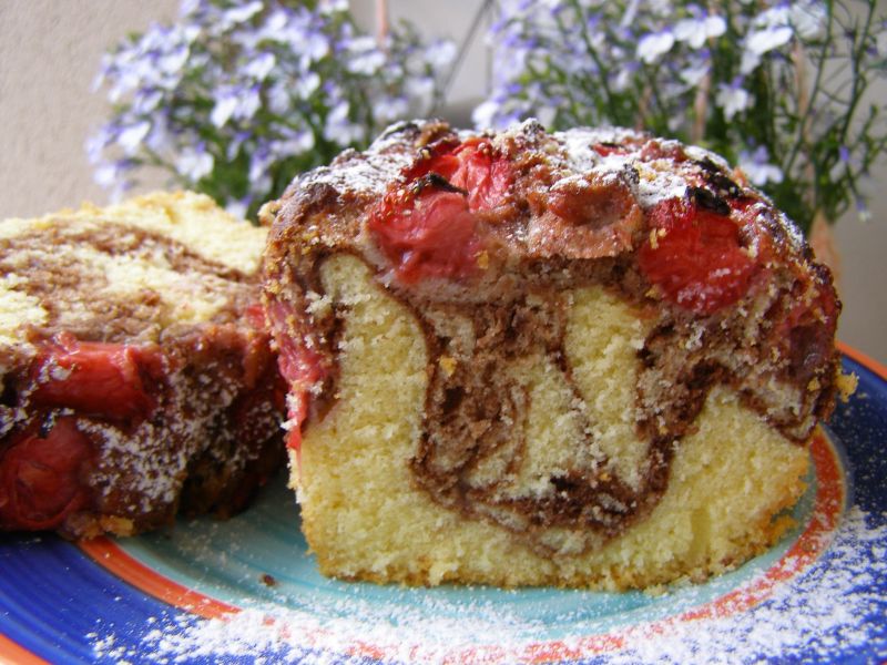 Łatwe ciasto ucierane z nutą kakao i truskawkami