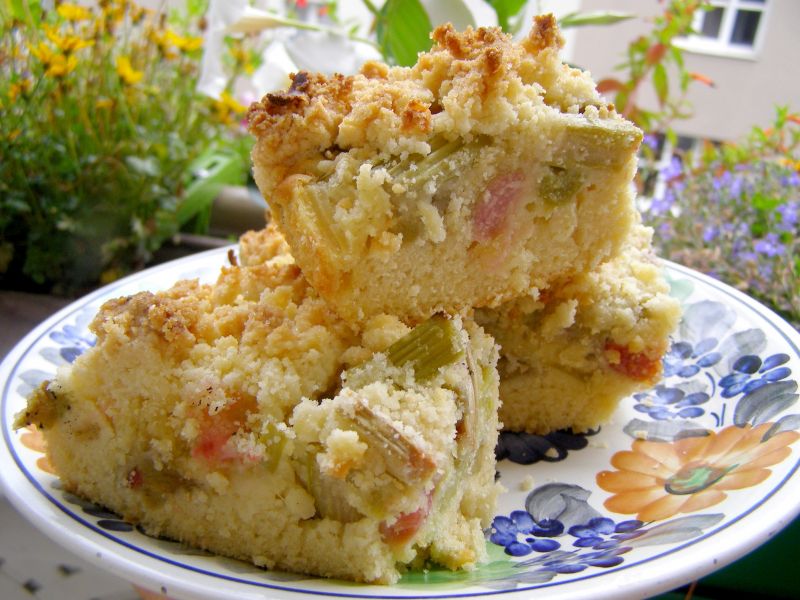 Łatwe ciasto ucierane z rabarbarem i kruszonką