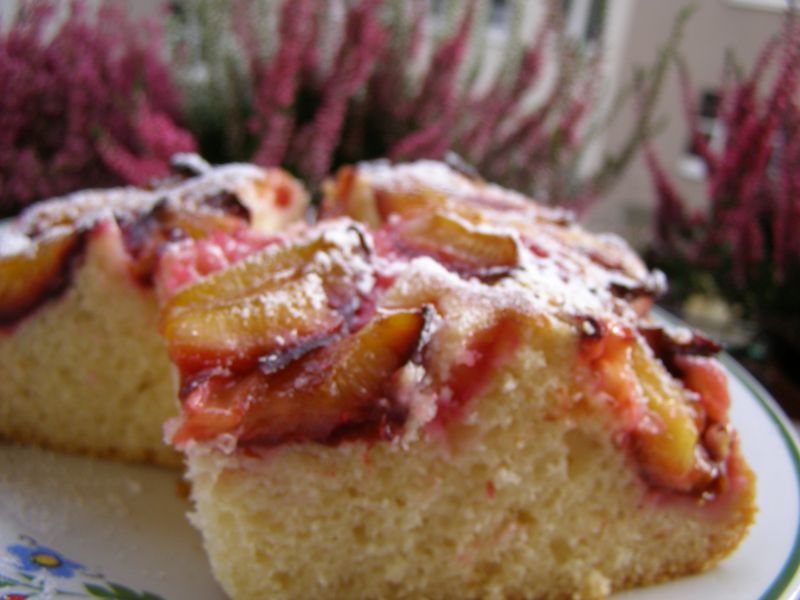 Łatwe ciasto ucierane ze śliwkami z nutą migdałową Łatwe ciasto ucierane ze śliwkami z nutą migdałową