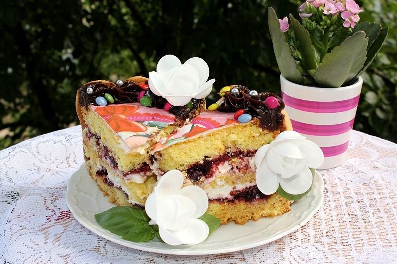 Łatwy tort śmietanowy z dżemem z czarnej porzeczki