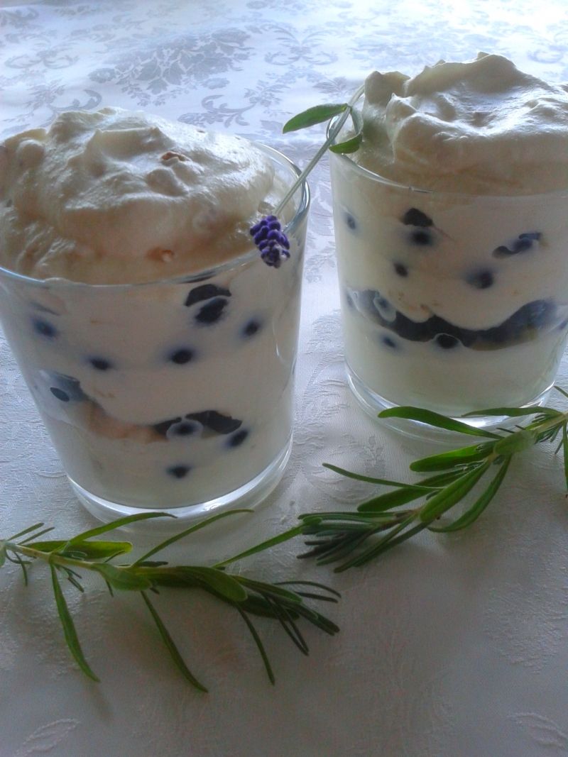 Lawendowa bita śmietana z jagodami