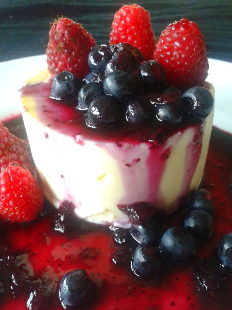 Lawendowa panna cotta z sosem jagodowo-malinowym Lawendowa panna cotta z sosem jagodowo-malinowym