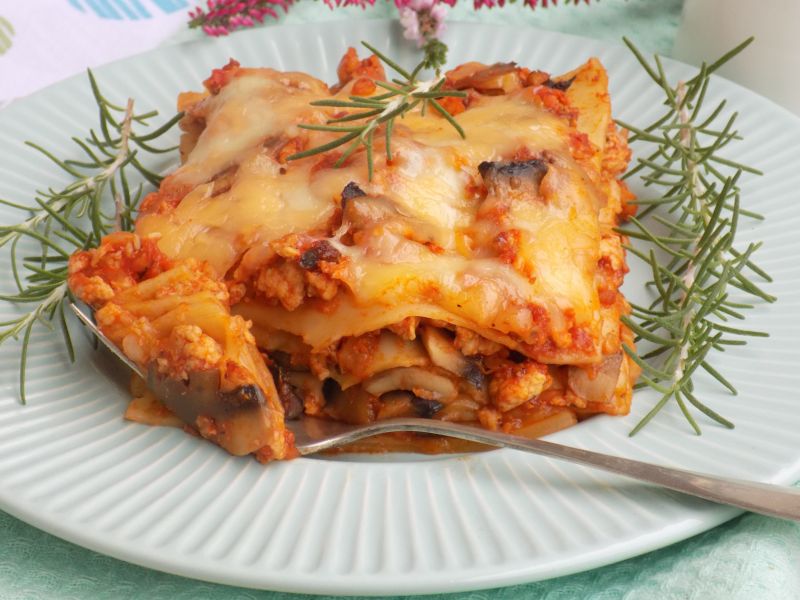 Lazania z filetem z kurczaka i pieczarkami