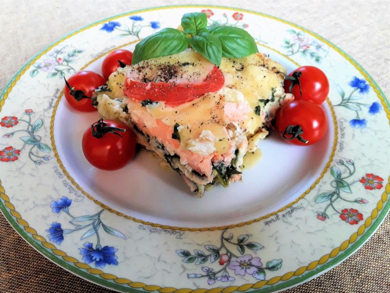 Lazania z łososiem, szpinakiem i pomidorami Lazania z łososiem, szpinakiem i pomidorami