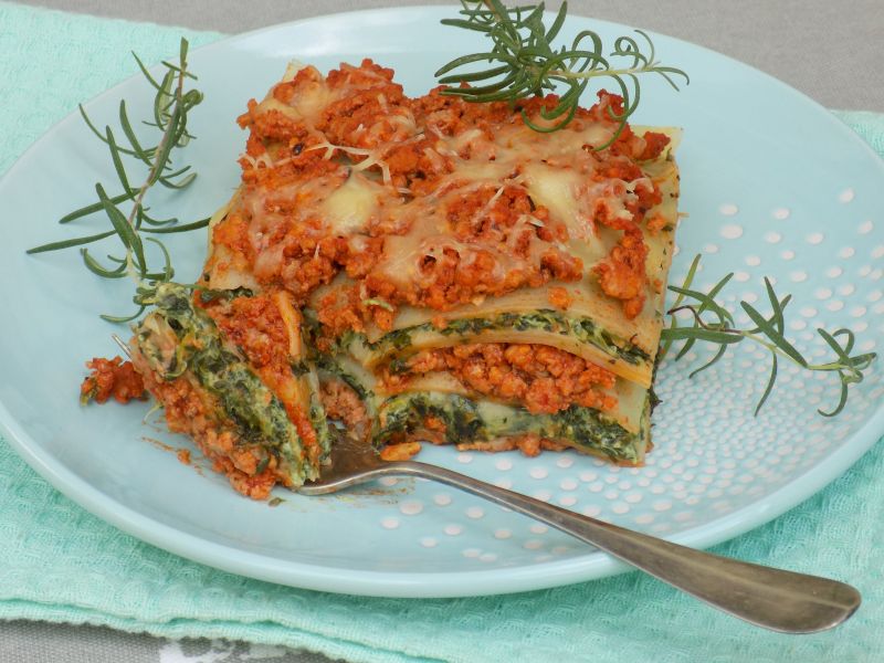 Lazania z mięsem mielonym i szpinakiem  Lazania z mięsem mielonym i szpinakiem