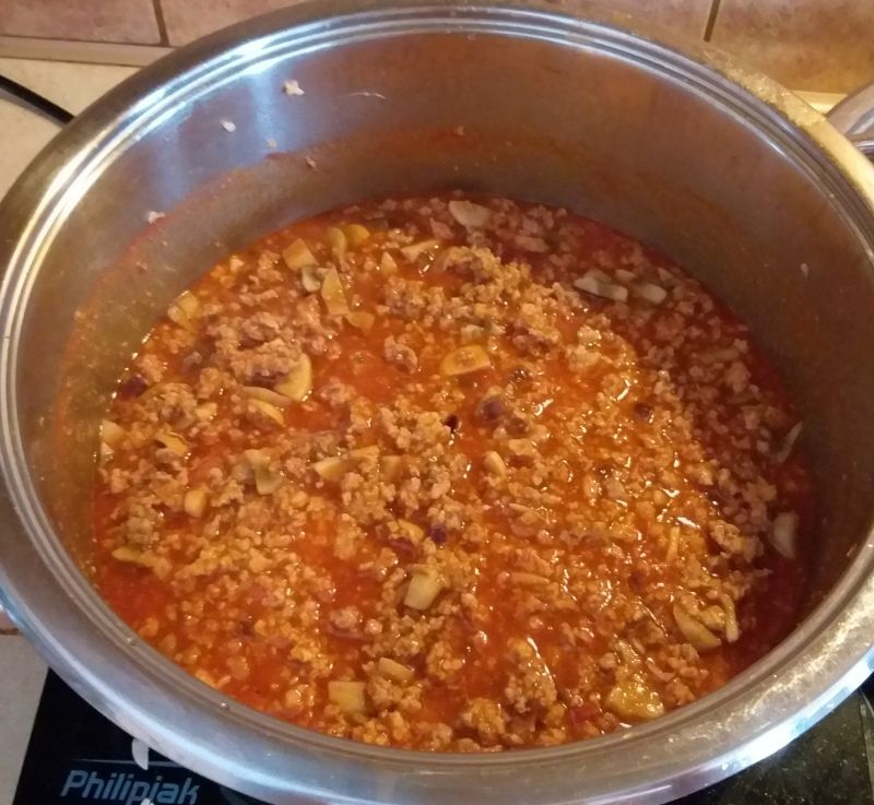 Lazania z pomidorowym sosem mięsnym i beszamelem