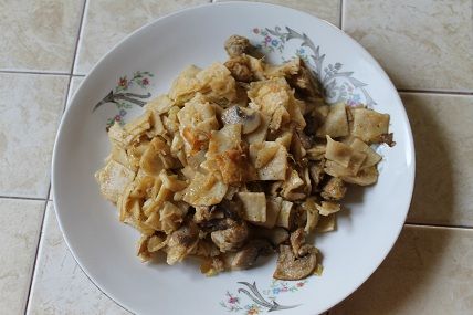 łazanki z kapusta i grzybami oraz mięsem