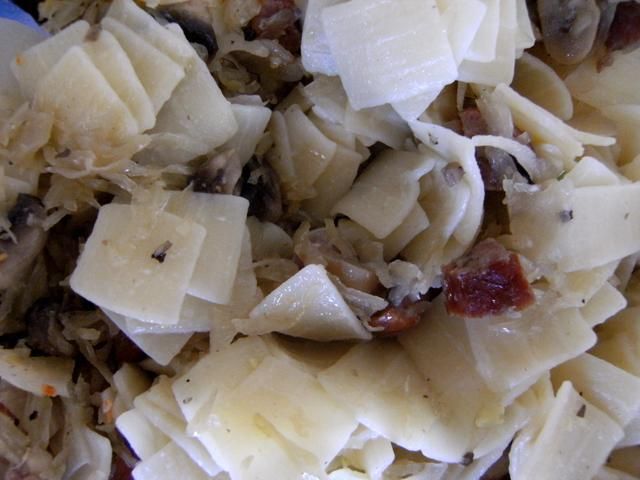 Łazanki z kapustą, kiełbaską i grzybami