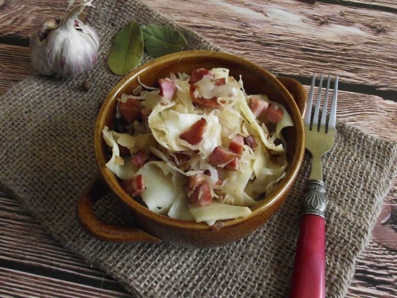 Łazanki z kiszoną kapustą, kiełbasą i czosnkiem  Łazanki z kiszoną kapustą, kiełbasą i czosnkiem