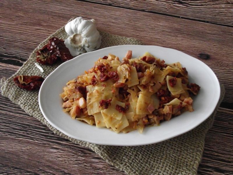 Łazanki z kiszoną kapustą, kiełbasa i pesto  Łazanki z kiszoną kapustą, kiełbasa i pesto