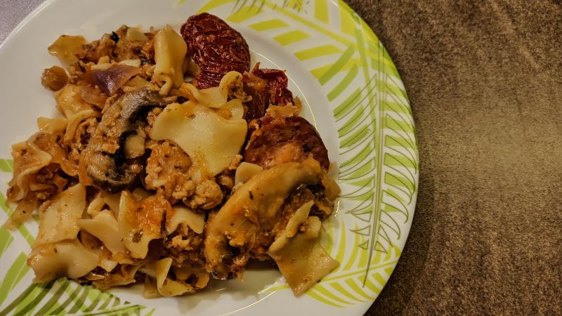 Łazanki z mięsem mielonym i suszonymi pomidorami Łazanki z mięsem mielonym i suszonymi pomidorami