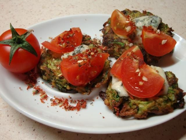 Lazurowe placuszki cukiniowo-pieczarkowe