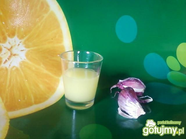 Lecznicza nalewka z czosnku. Lecznicza nalewka z czosnku.