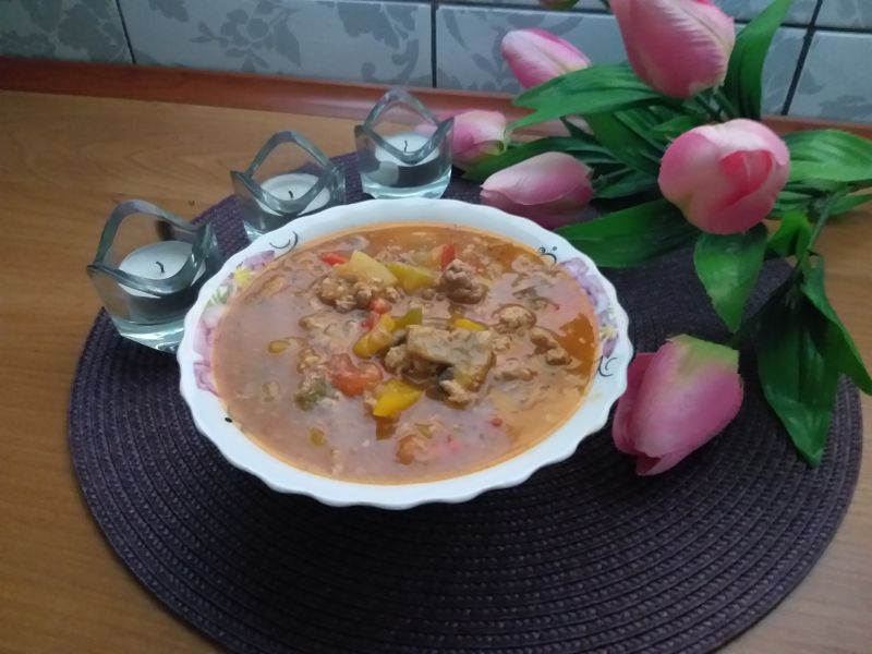 Leczo warzywne - mięsne z pieczarkami i cukinią