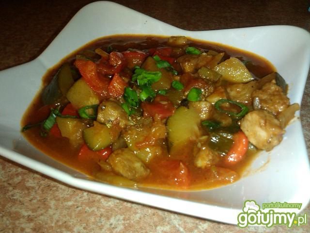 Leczo z cukinią i białą kiełbasą