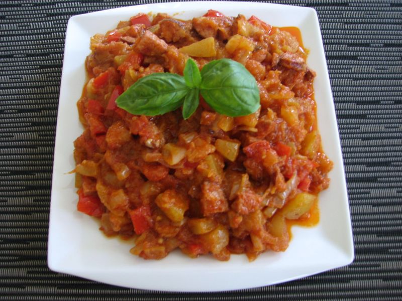 Leczo z cukinią i kiełbasą