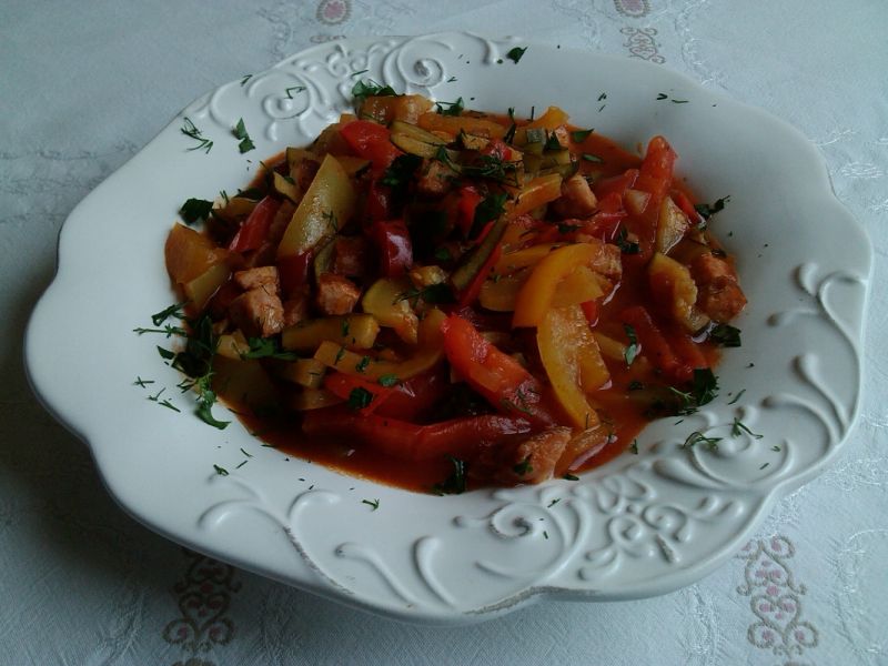 Leczo z cukinią i ogórkami małosolnymi 