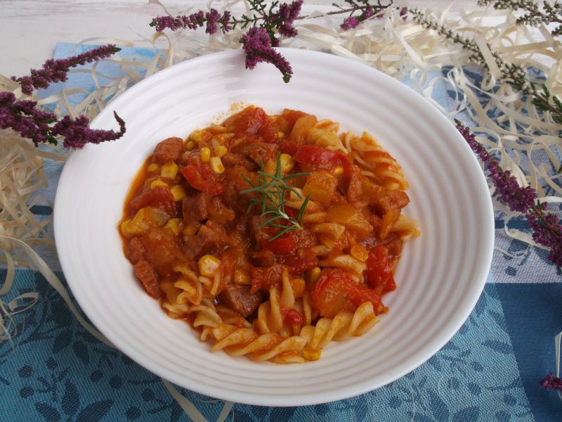 Leczo z cukinii z makaronem, kiełbasą i kukurydzą Leczo z cukinii z makaronem, kiełbasą i kukurydzą