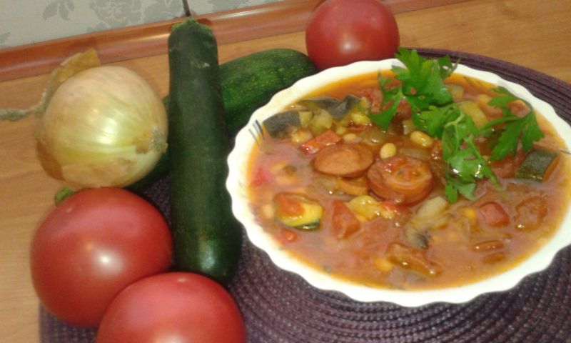 Leczo z dodatkiem cukinii i świeżych pomidorów Leczo z dodatkiem cukinii i świeżych pomidorów