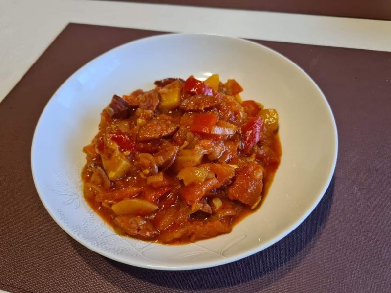 Leczo z kiełbasą i warzywami