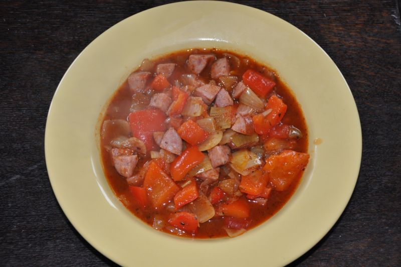 Leczo z kiełbasą, papryką i cebulą