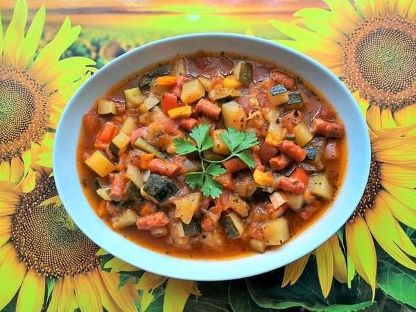 Leczo z kolorowymi paprykami i kabanosem