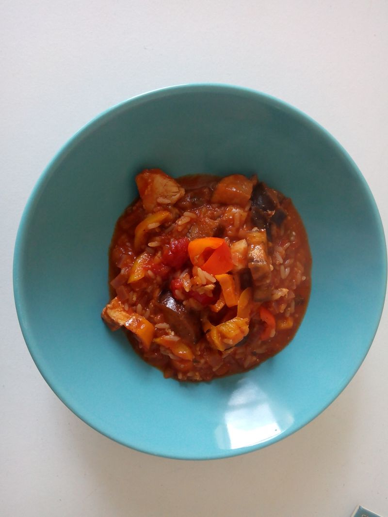 Leczo z kurczakiem, bakłażanem i mini papryczkami