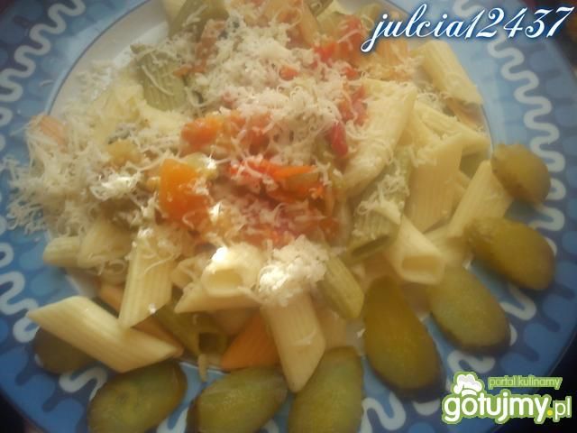 Leczo z makaronem penne i Edamskim Leczo z makaronem penne i Edamskim