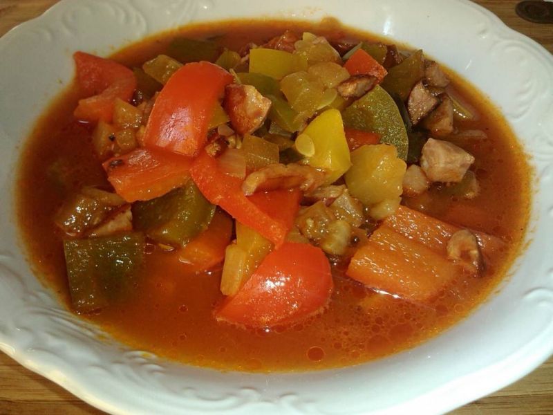 Leczo z ogórkiem kiszonym 