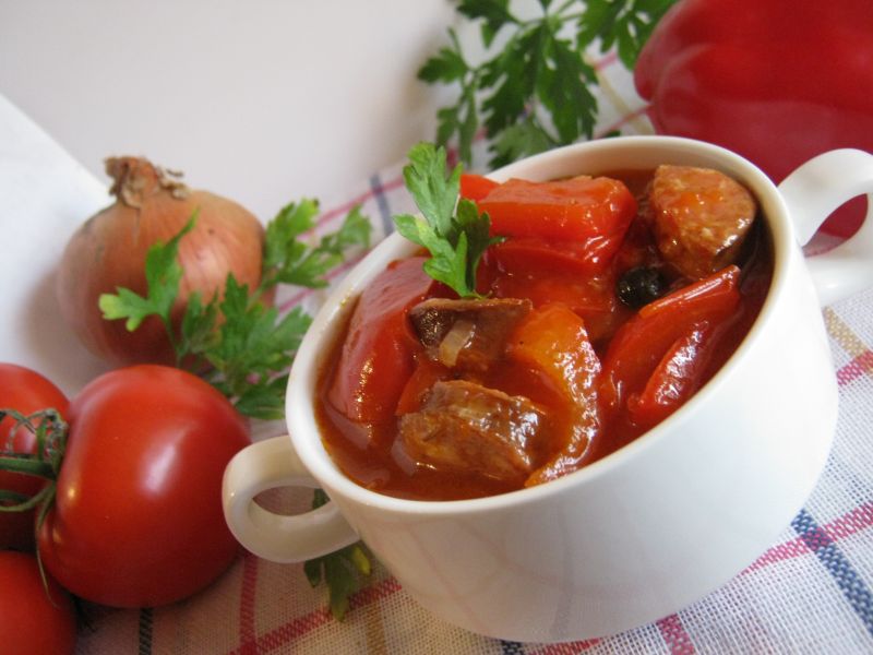 Leczo z papryką i pomidorami