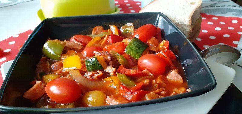 Leczo z surową ogonówką