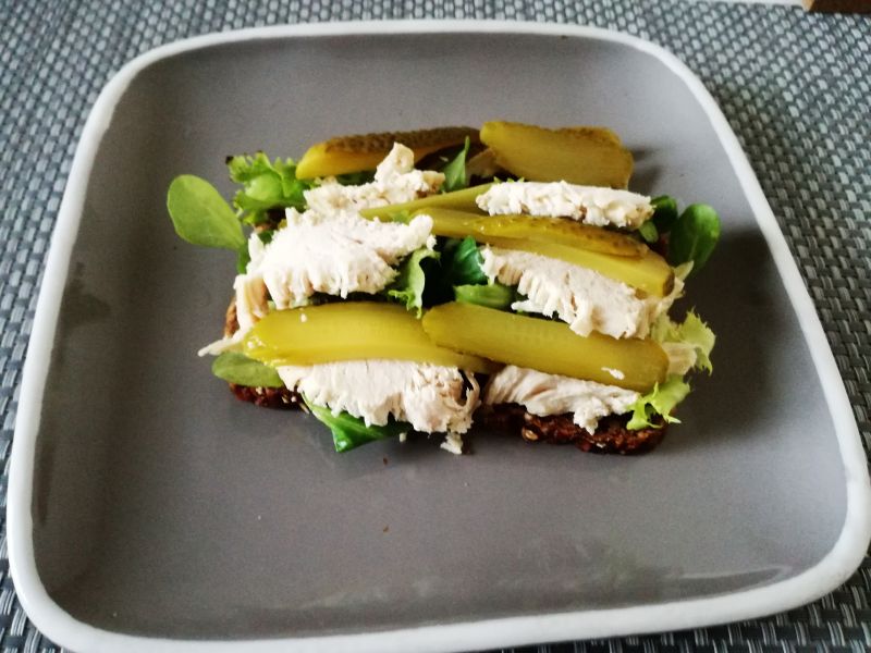 Lekka kanapka z gotowanym kurczakiem Lekka kanapka z gotowanym kurczakiem