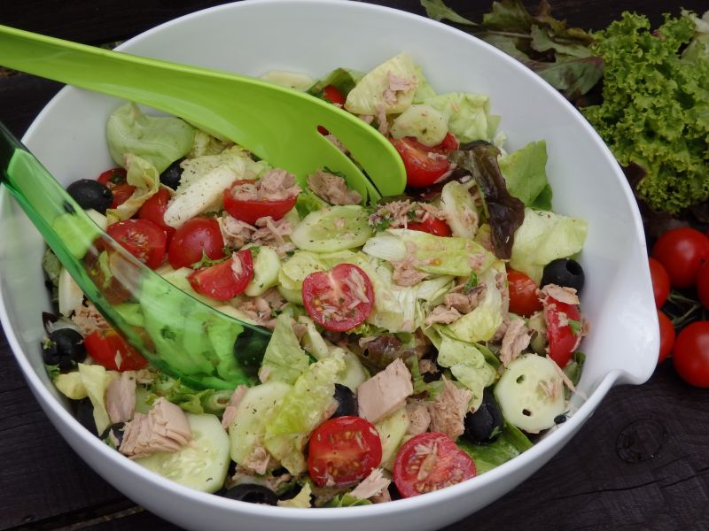 Lekka kolorowa sałatka z tuńczykiem