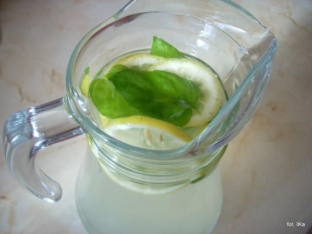 Lekka lemoniada z miętą  Lekka lemoniada z miętą