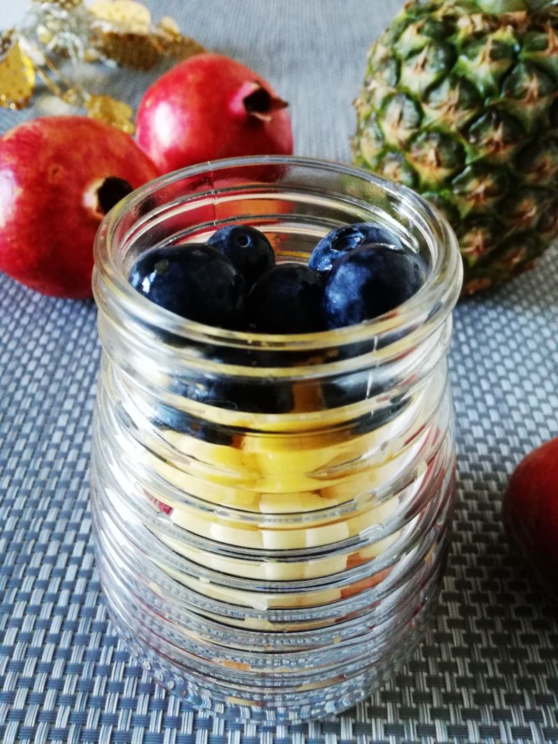 Lekka owocowa sałatka w słoiku