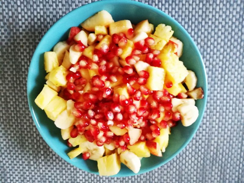 Lekka owocowa sałatka z granatem