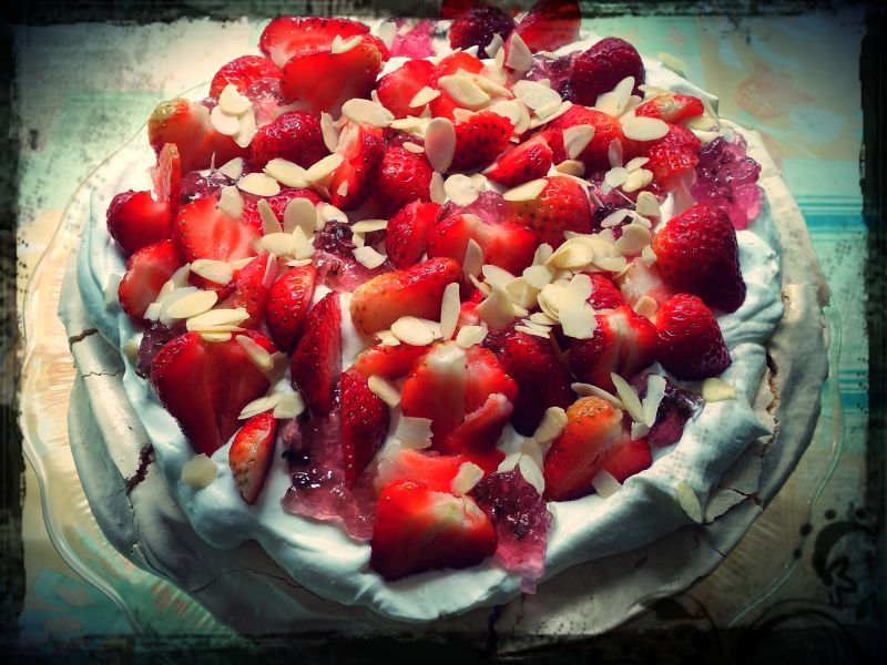 Lekka Pavlova truskawkowo – fiołkowa