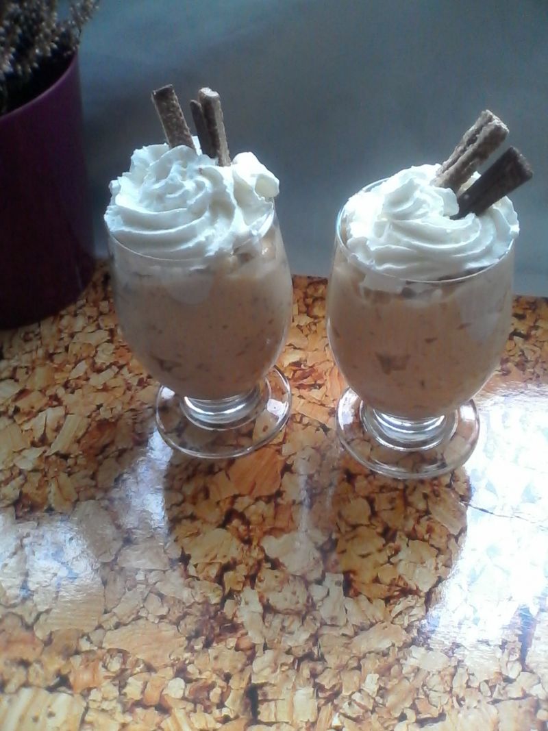 Lekka pianka cappuccino z wafelkiem Lekka pianka cappuccino z wafelkiem