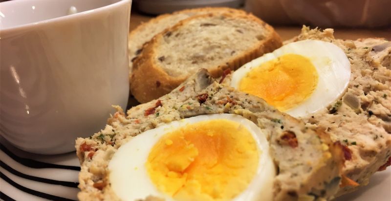 Lekka pieczeń z piersi kurczaka z dodatkami