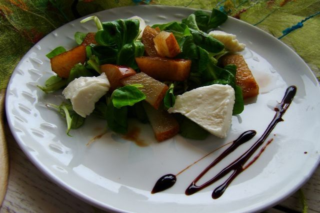 Lekka przystawka z roszponki i gruszki 