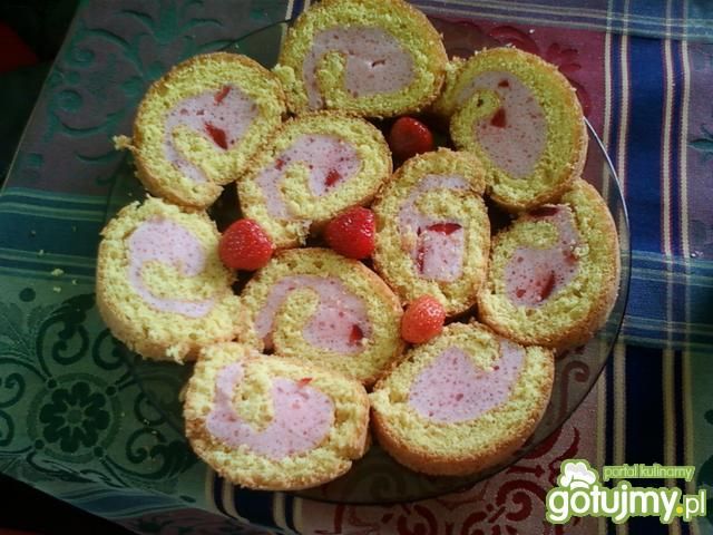 Lekka rolada truskawkowa 