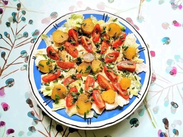 Lekka sałatka lodowa z pomidorkami i korniszonem 