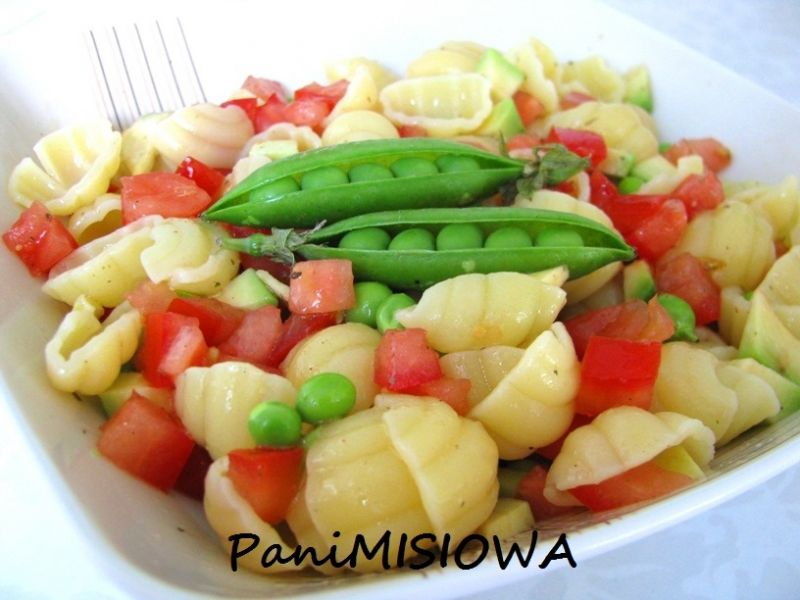 Lekka sałatka makaronowa z groszkiem cukrowym