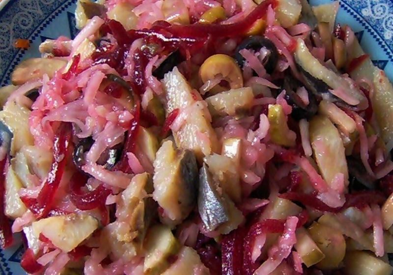 Lekka sałatka śledziowa z buraczkiem i oliwkami