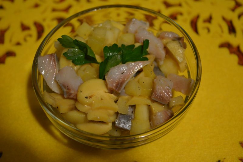 Lekka sałatka śledziowo-pieczarkowa Lekka sałatka śledziowo-pieczarkowa